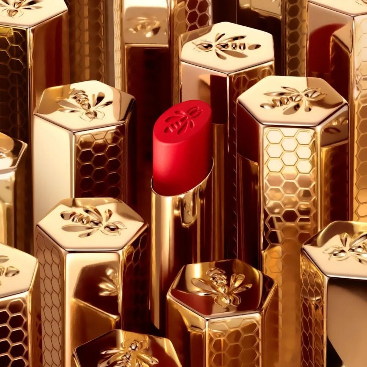 濃蜜ケアも色持ちも。【ゲラン】「キスキス」新作リップで、理想の1本を更新