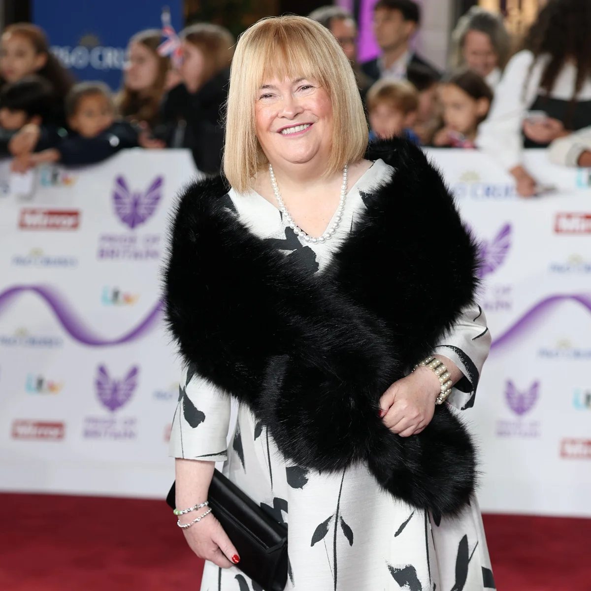 64歳"奇跡の歌姫"スーザン・ボイル、さらに美しく大変身！ プライド・オブ・ブリテン賞授賞式にブロンドヘアで登場