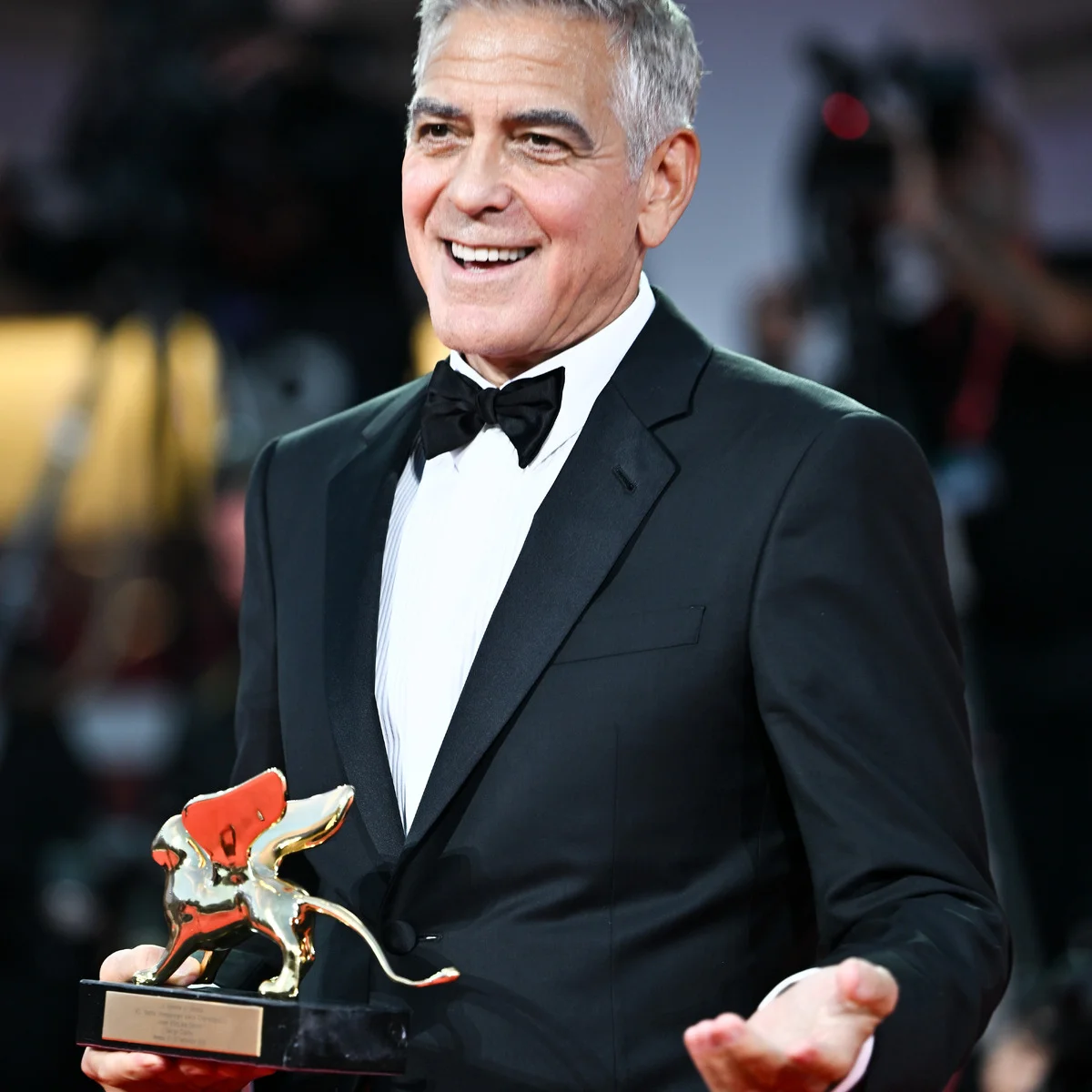 ジョージ・クルーニー、生涯功労賞受賞！ 愛妻アマルへの思いを語る一方で“フォトグラファー”になる場面も【ベネチア映画祭2026】