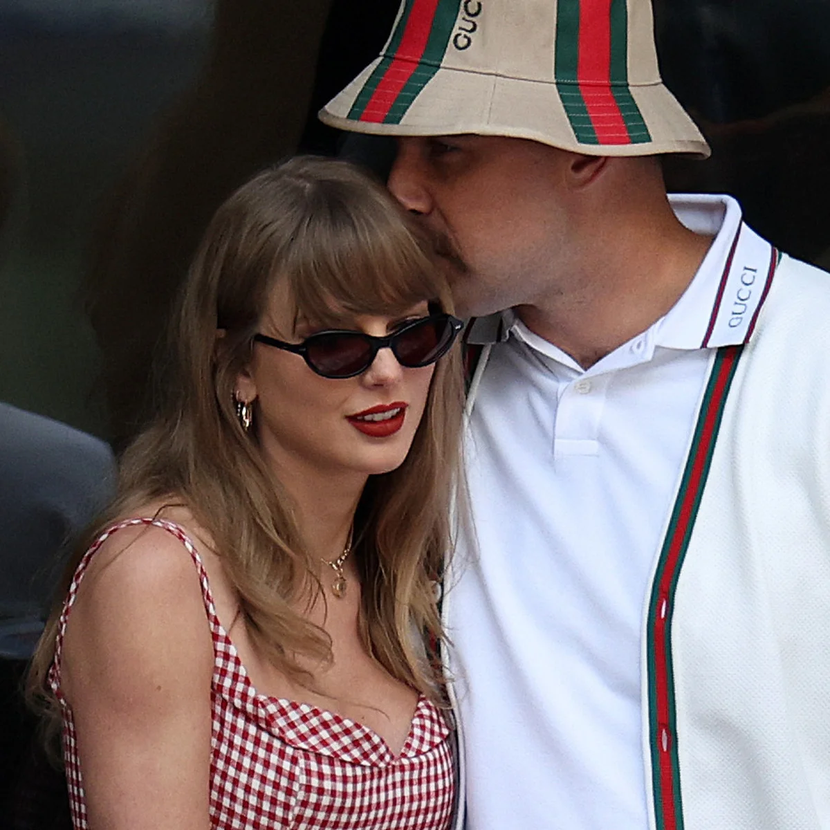 テイラー・スウィフト＆トラビス・ケルシー、とびきりロマンティックな婚約式の写真が話題沸騰！ 婚約指輪の最高推定価格は約７億４千万円