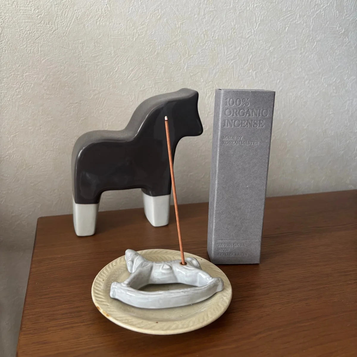 至福のおうち時間は、【OJACRAFT(オジャクラフト)】のお香立てとともに