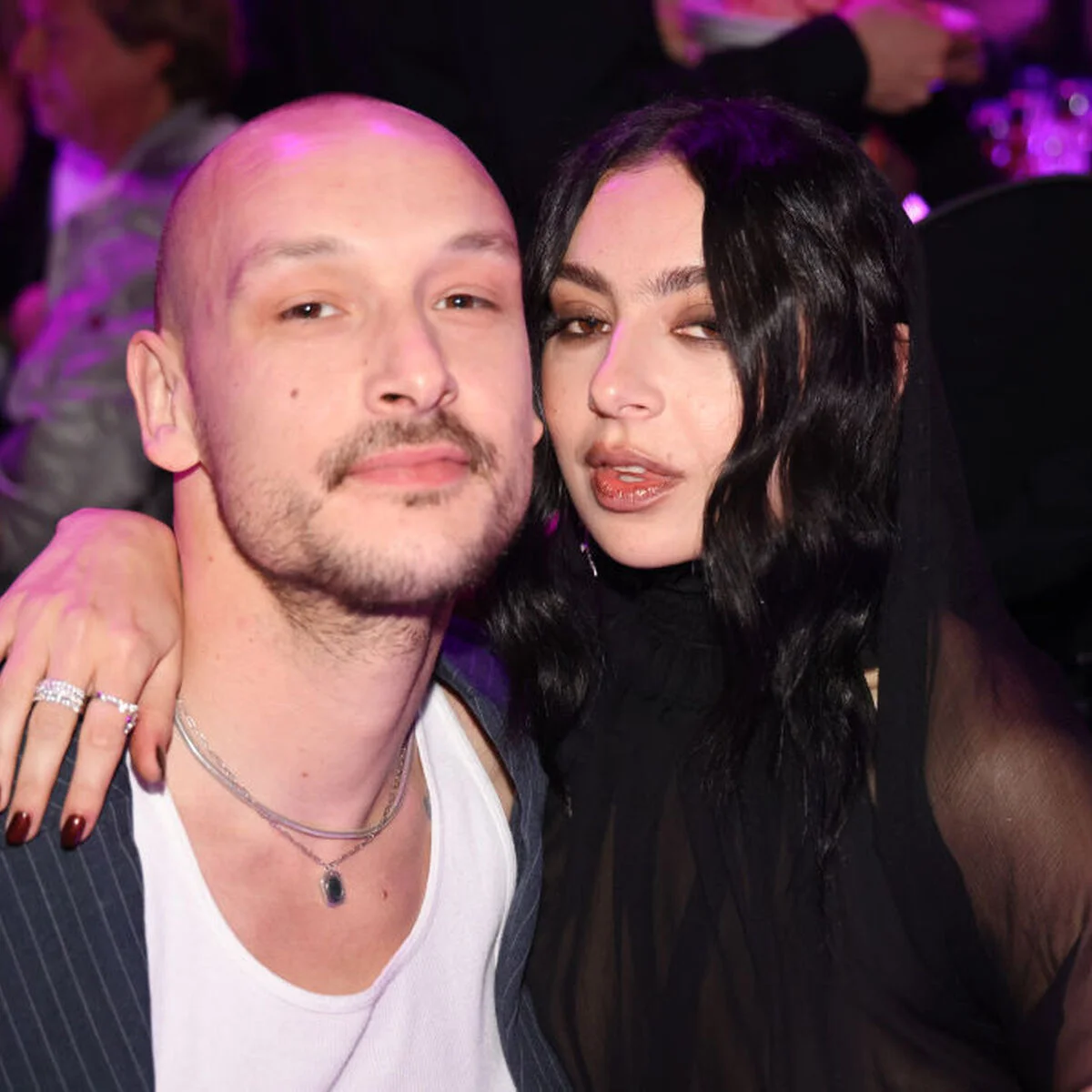 チャーリーXCXが結婚！ 白のミニドレスにサングラスを合わせ、The 1975のジョージ・ダニエルとロンドンで挙式
