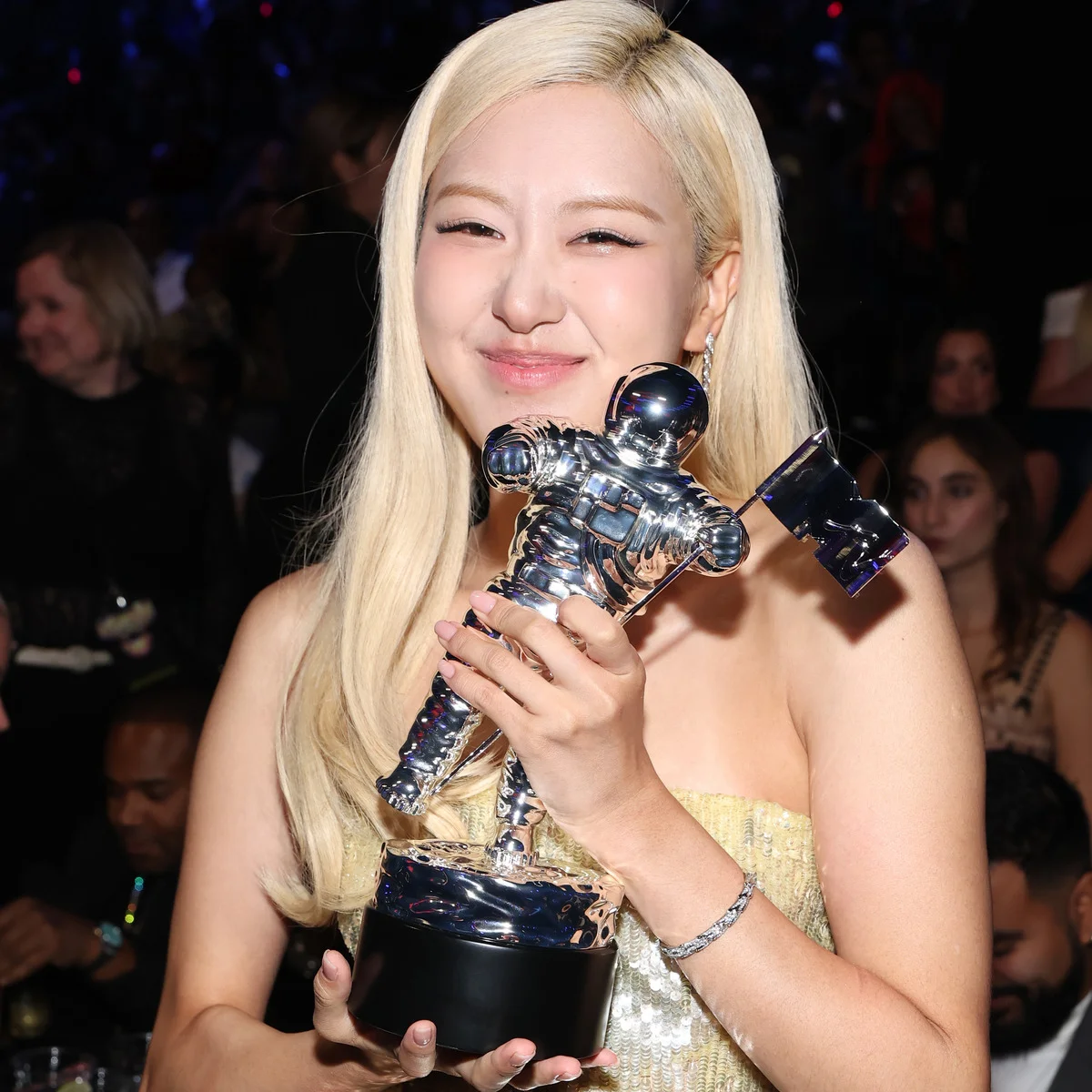 BLACKPINKのロゼが快挙！ 『APT.』がVMA授賞式で年間最優秀楽曲賞に輝き、メンバーや自分自身へ感謝を述べる