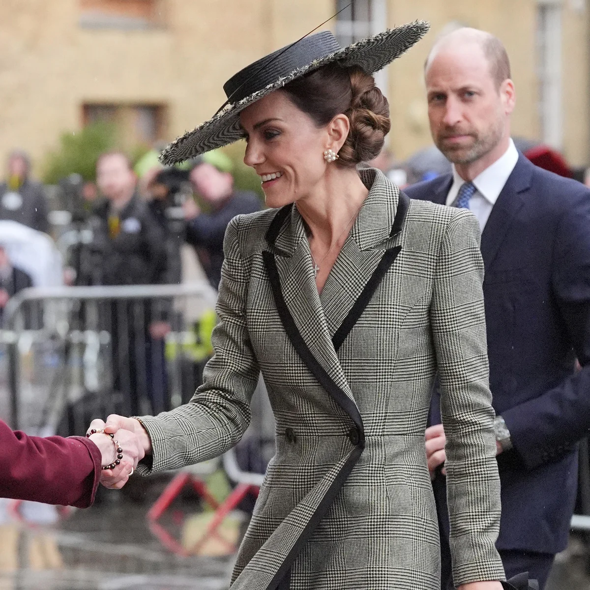 キャサリン皇太子妃、史上初の女性カンタベリー大主教の就任式にウィリアム皇太子とともに出席。シックな装いに際立つ、大きなつば広ハットが注目の的に！