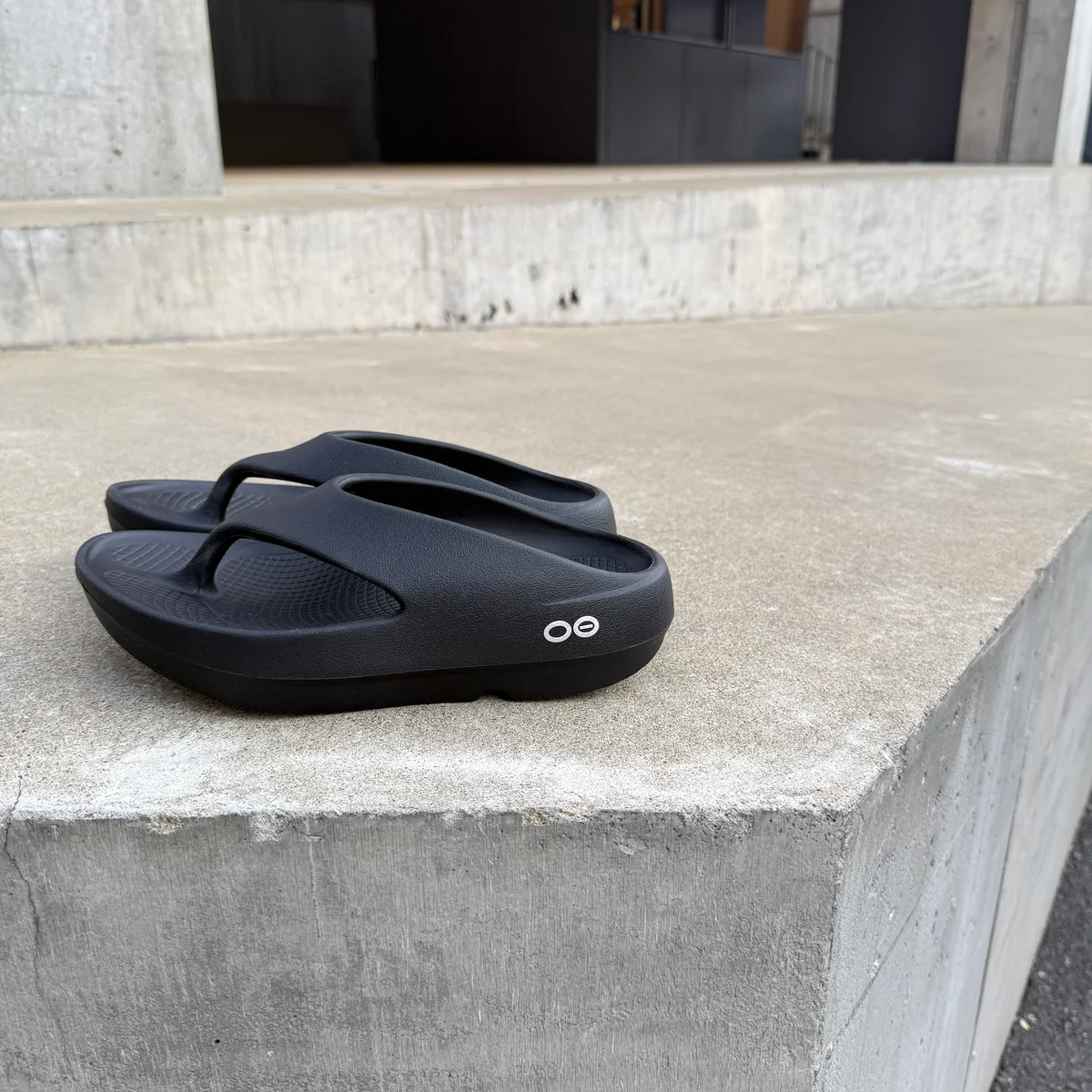 “1万歩”歩いても快適なサンダル、【OOFOS】の新作【OOriginal Plus】を買ってみた