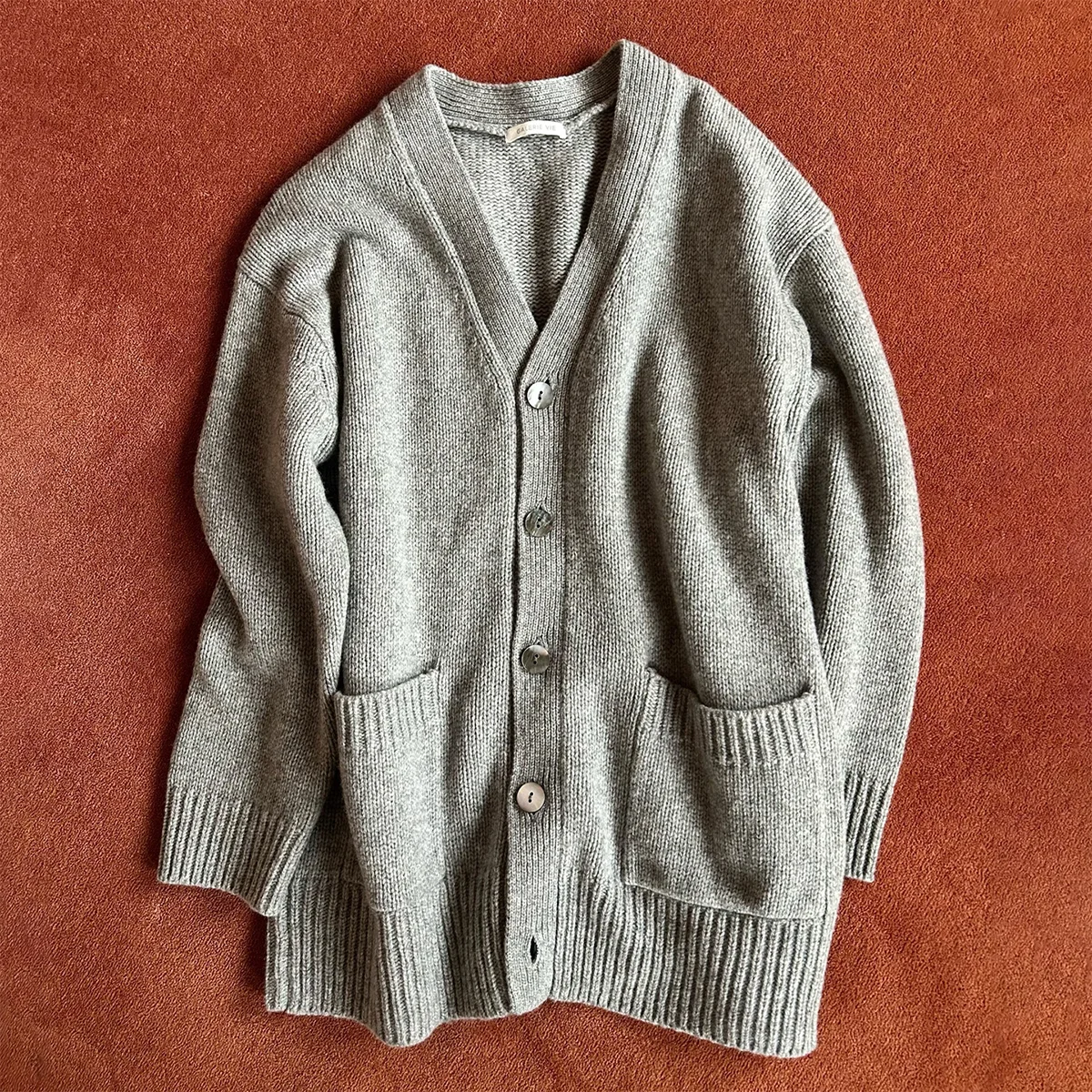 GALERIE VIEのカーディガンは、曖昧な季節の相棒