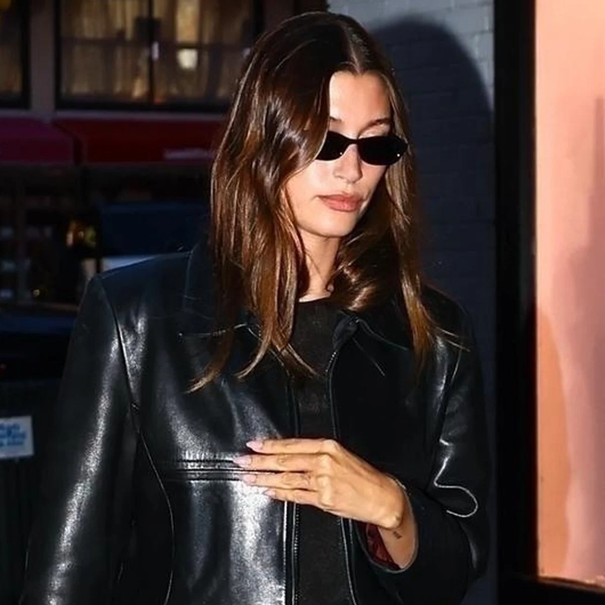 ヘイリー・ビーバー、夫ジャスティンから贈られた巨大なダイヤモンドの指輪をつけずに外出。離婚危機説がヒートアップ