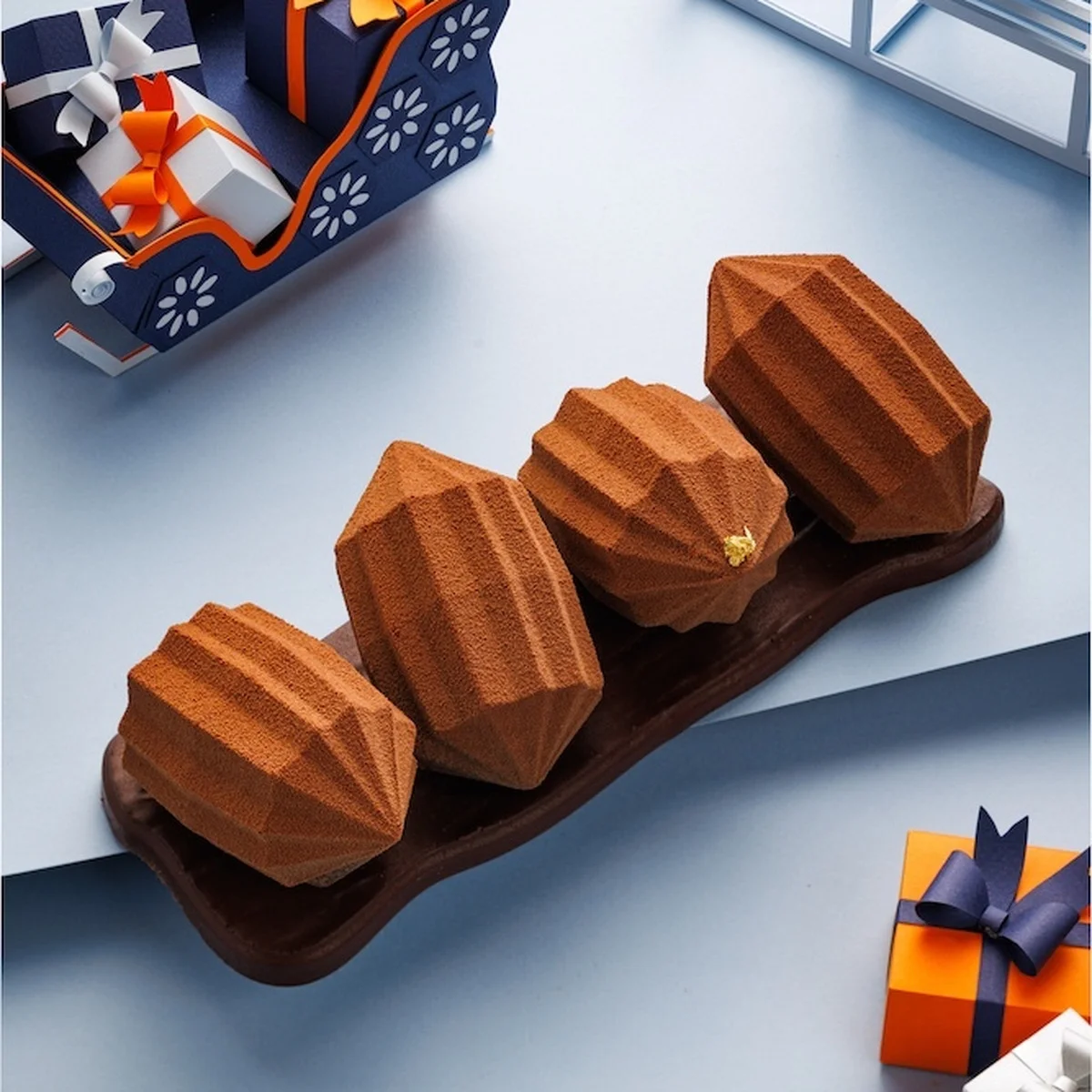 【ル・ショコラ・アラン・デュカス】よりクリスマスコレクションが登場。アートピースのようなビュッシュ・ド・ノエルも！