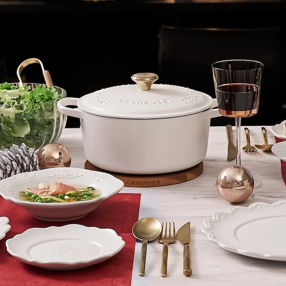 【ル・クルーゼ】の定番鍋やストーンウェアがホリデーシーズン仕様に！ 「クリスマスコレクション」が登場