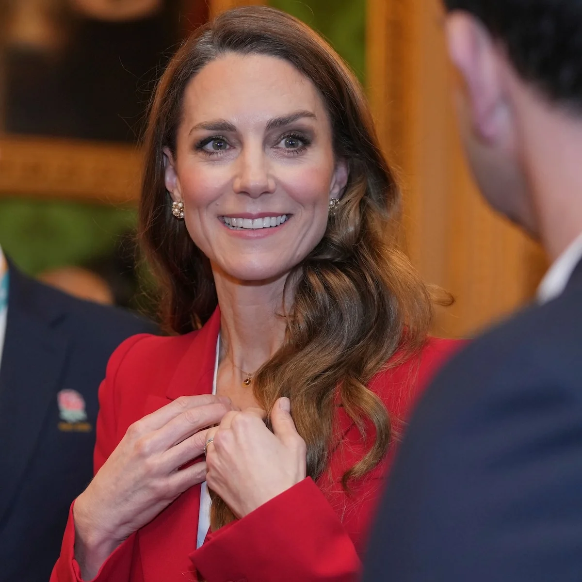 キャサリン皇太子妃、マックイーンの真っ赤なパンツスーツ姿で圧巻のオーラを放つ！ 女子ラグビーイングランド代表をウィンザー城で歓待