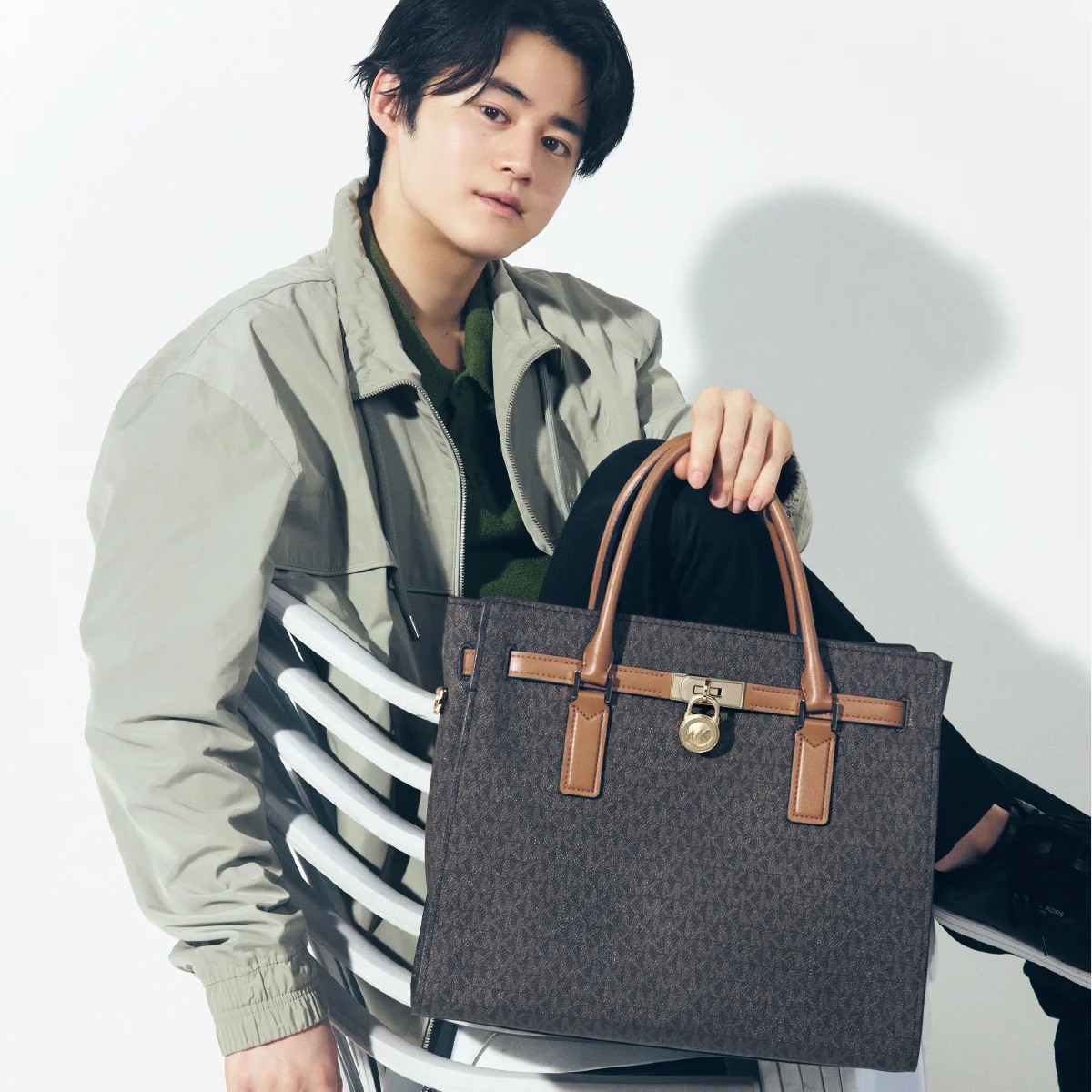 鈴鹿央士、MICHAEL KORSのアイコンバッグと過ごす