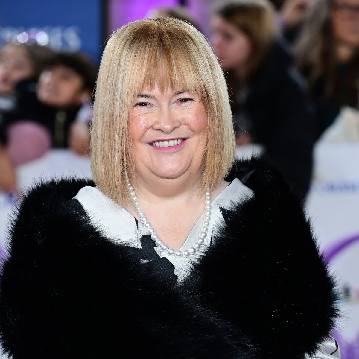 紅白歌合戦出演から17年、あのスーザン・ボイルが65歳に！ 幼少期から公営住宅で暮らしてきた地元をついに離れる