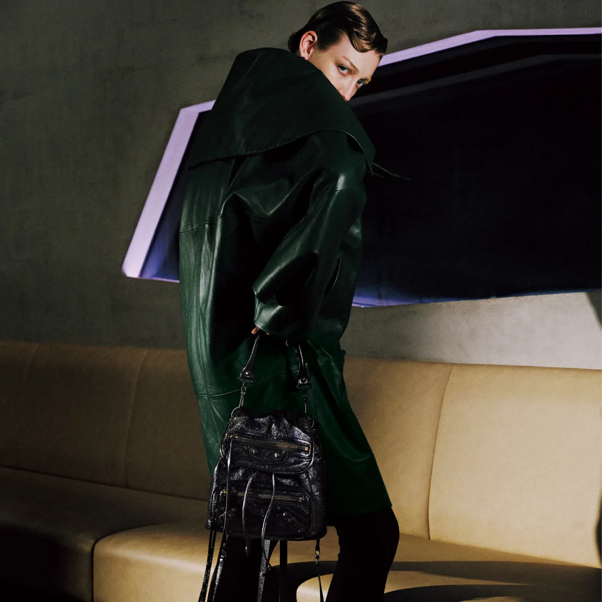 BALENCIAGA　“光をまとう闇”に魅せられる
