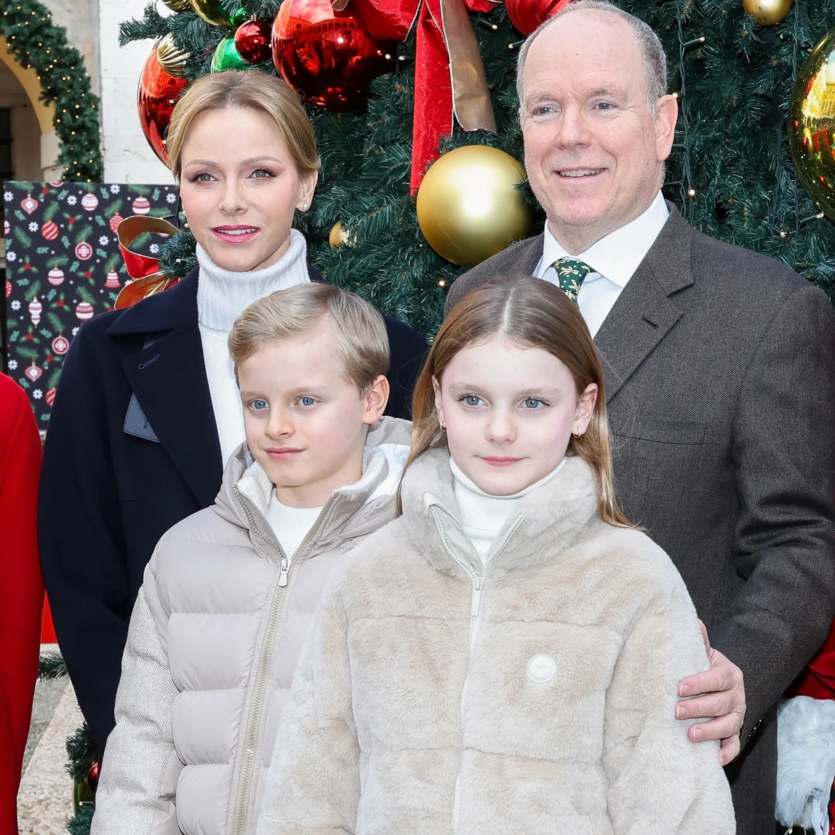 世界のロイヤルファミリーが新年を祝う家族ショットを公開！ モナコ・シャルレーヌ公妃はスタイリッシュな白のジャンプスーツ姿で夫アルベール大公と手を繋いで、双子の子どもたちとご挨拶！