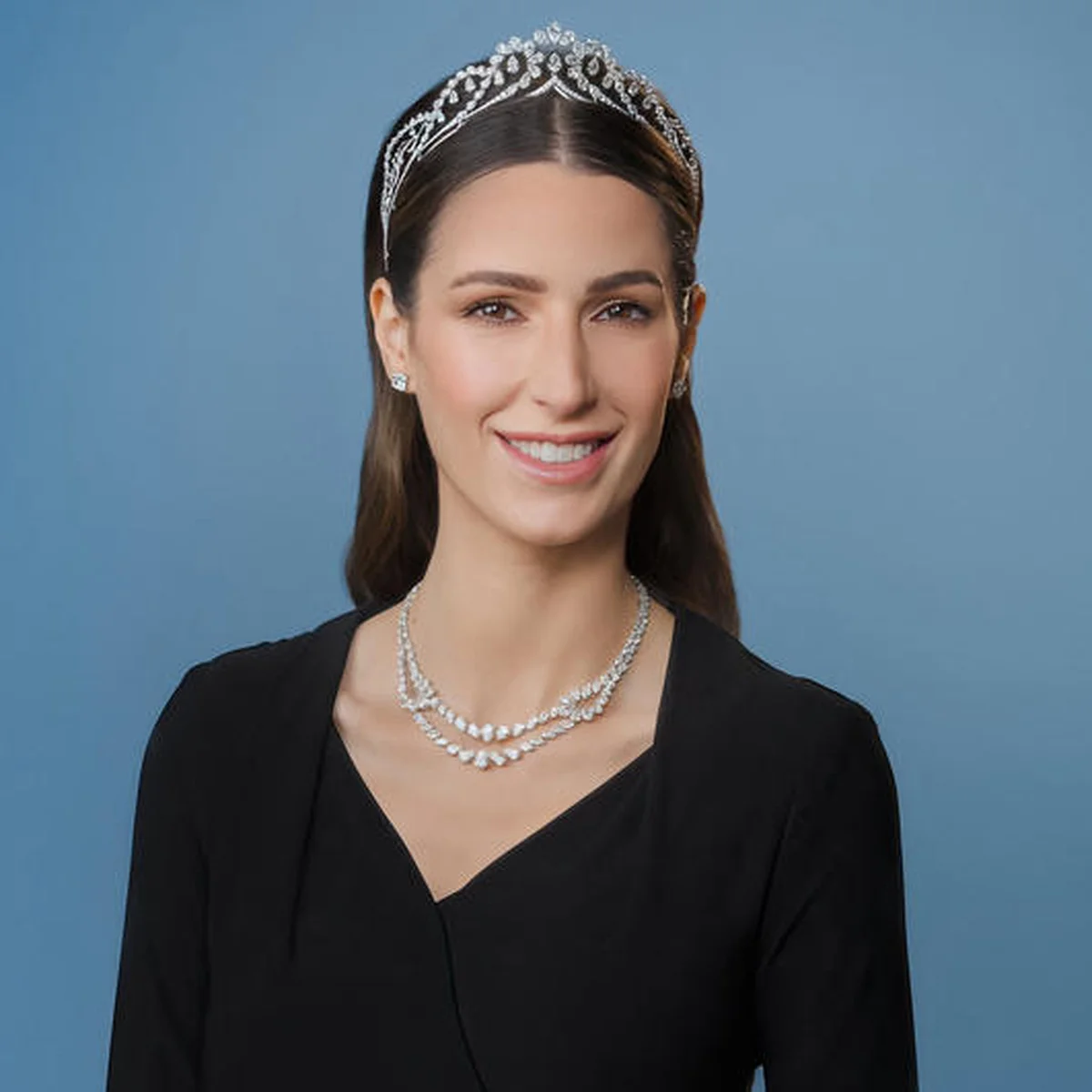 「真のロイヤルアイコン」と絶賛される、ヨルダンのラジワ皇太子妃が31歳に！ キャサリン皇太子妃の愛用ブランドをエレガントに着こなしたポートレートが公開される