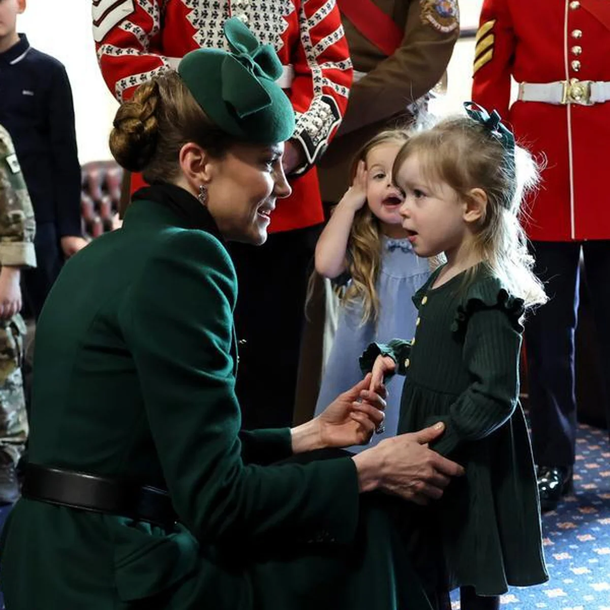 キャサリン皇太子妃、気品ある爽やかなグリーンのコートでセント・パトリックス・デーの式典に参加。子どもたちとのコミュニケーションで美しい母性を垣間見せる