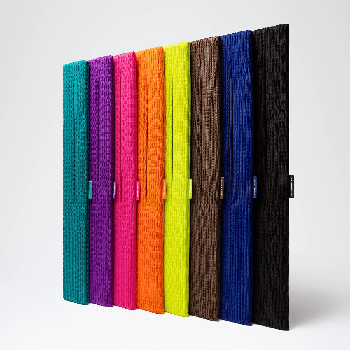 【イッセイ ミヤケ】と【Apple】がコラボ！ iPhoneを携帯できる「iPhone Pocket」を発売! 