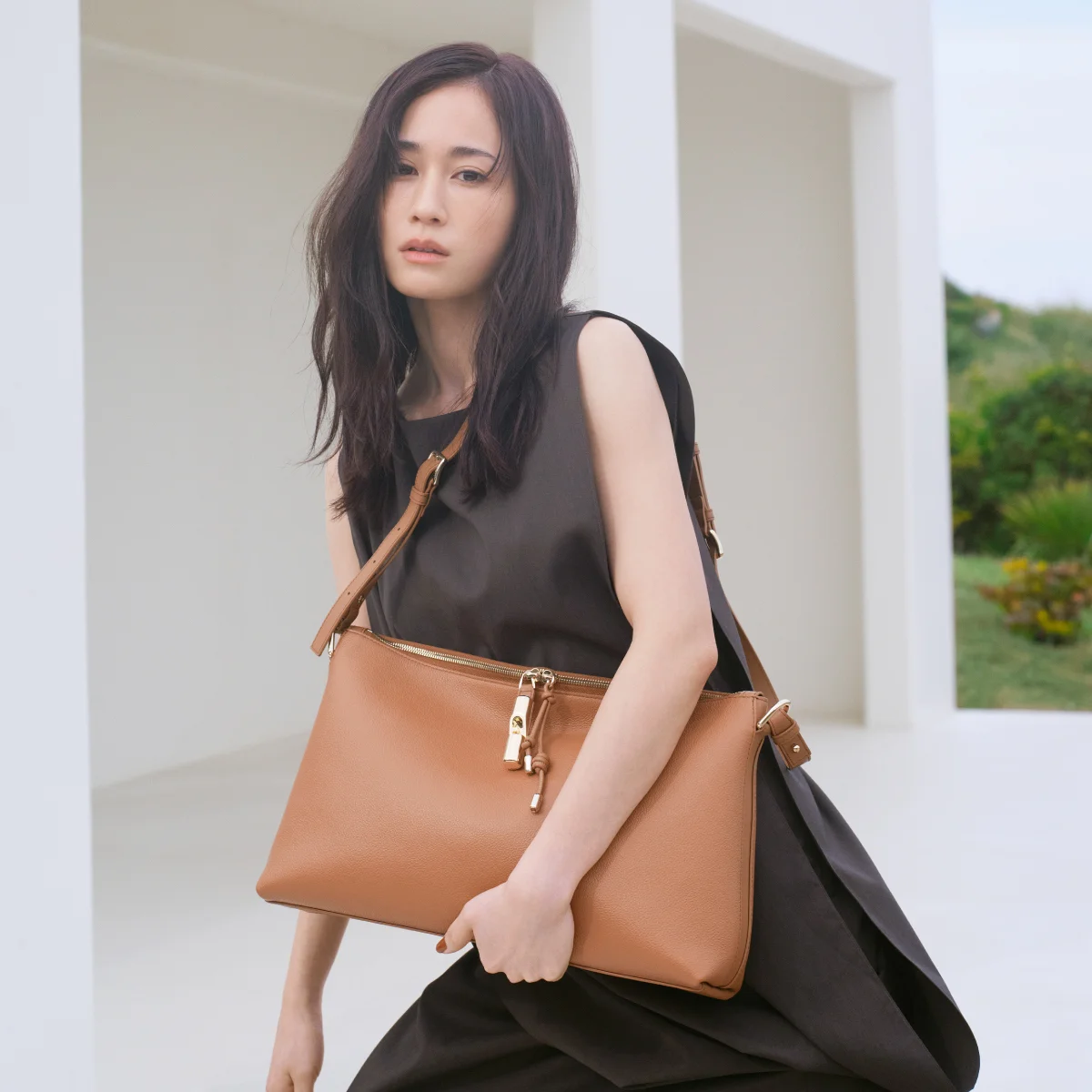 フルラのバッグを携え、前田敦子と初夏の薫りを感じて