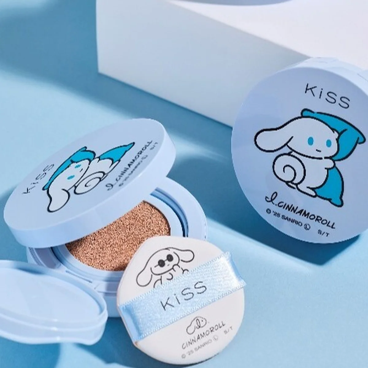 【KiSS】アイシナモロールの限定パッケージに身を包んだ、薄膜ハイカバークッションファンデーションが登場