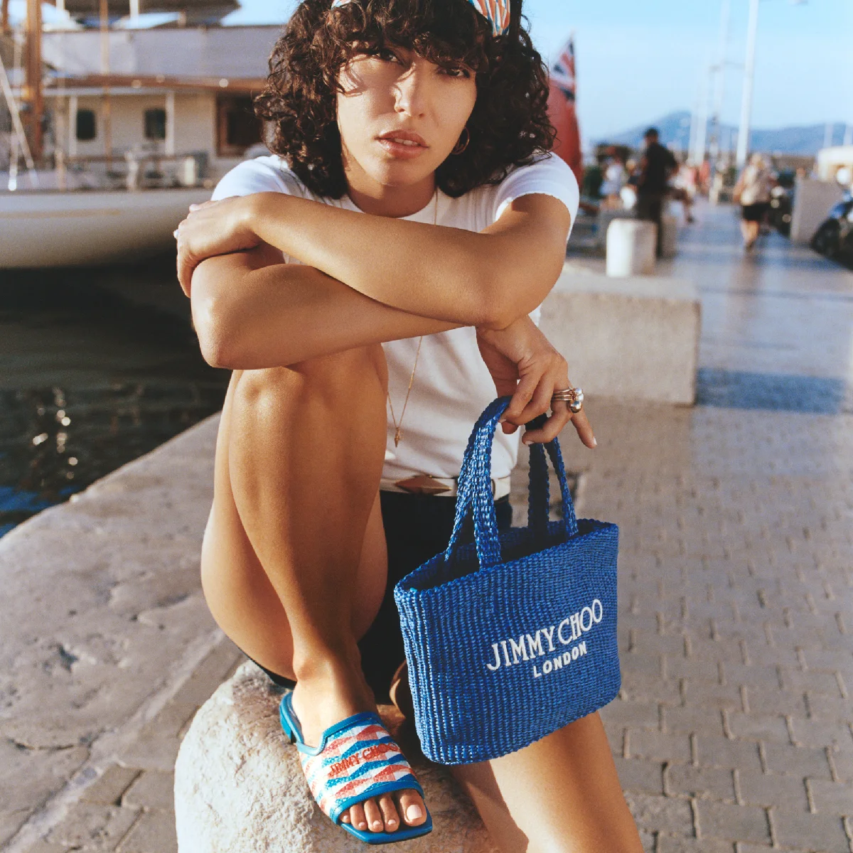 【ジミー チュウ】のカプセルコレクションに、夏のムード高まるビーチバッグやスイムウェアが登場！