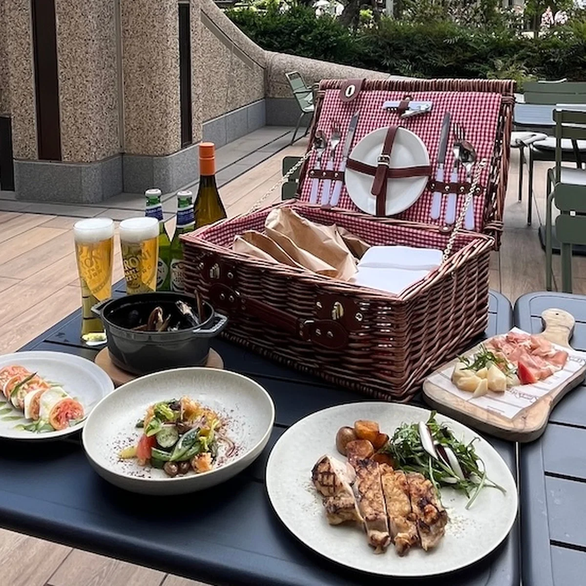 新緑の美しさや夜風の爽やかさを感じる極上のテラス体験を。【ジャヌ東京】の「ピクニック at テラス」＆「イブニングハイティー」