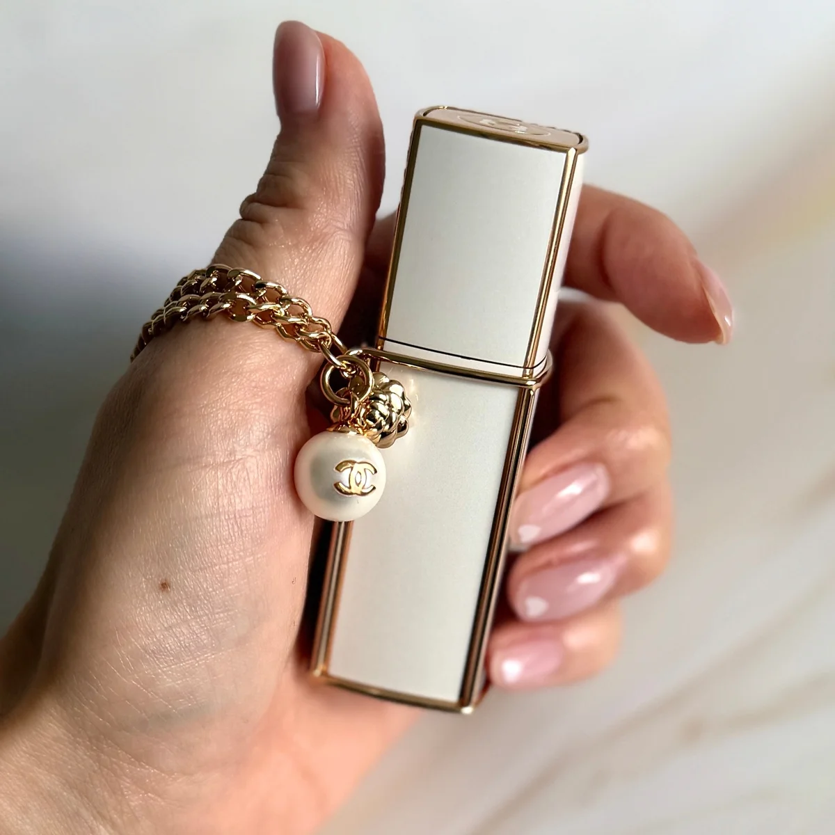 【シャネル】パール＆カメリアつきの限定スプレイで、香りも持ち物もドレスアップ