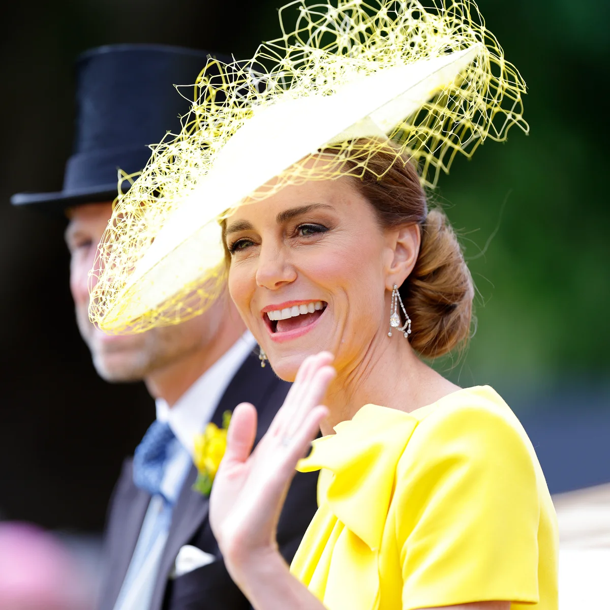 キャサリン皇太子妃、3年ぶりのロイヤルアスコットで幸福感あふれるイエロードレスを、帽子と合わせて華やかに着回す