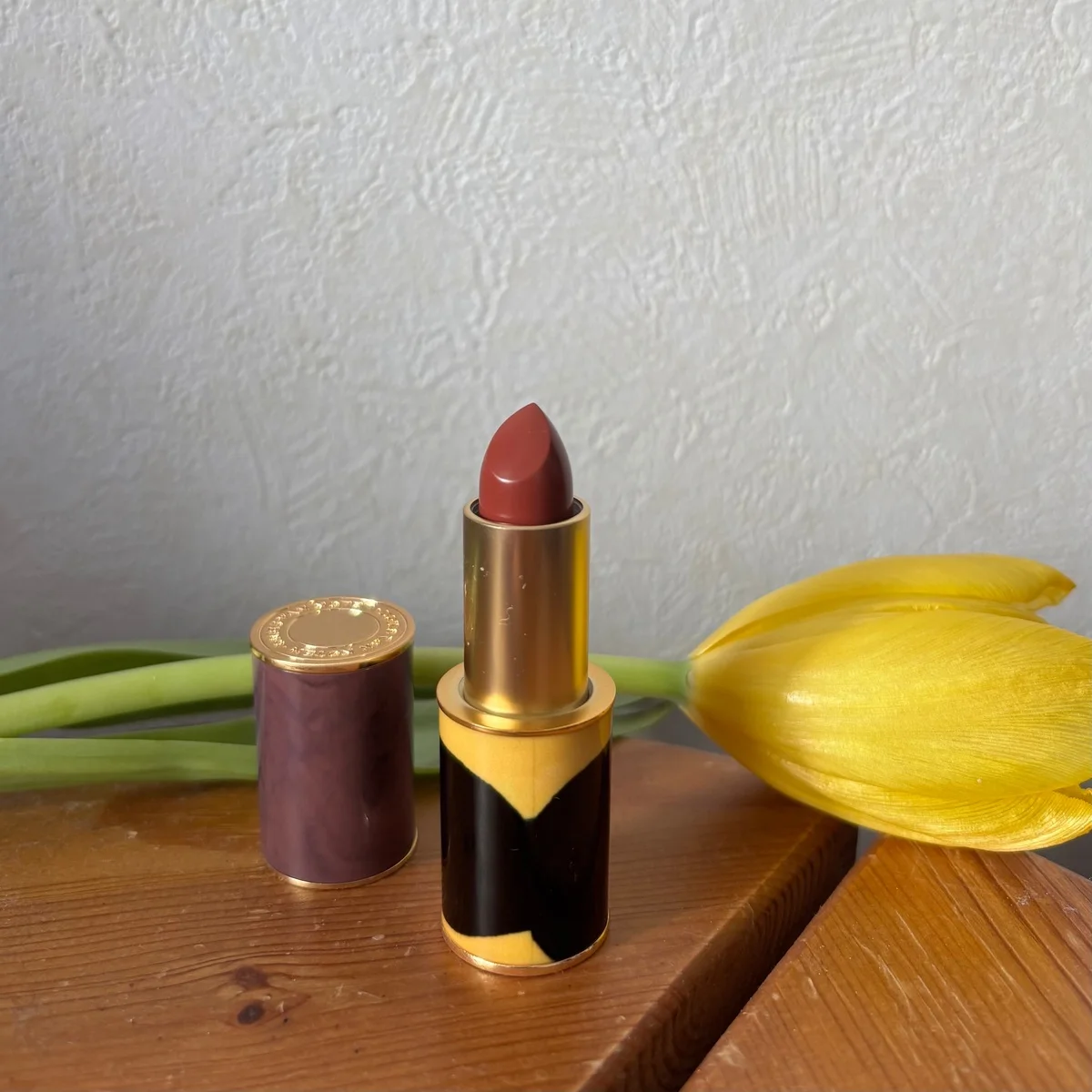 【ドリス ヴァン ノッテン】のアートピース級リップで、日常にモードを