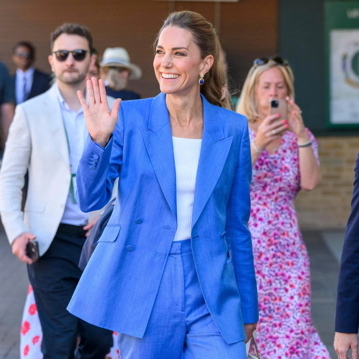 キャサリン皇太子妃がウィンブルドン2026にサプライズ登場！ さわやかな青のリネンスーツに身を包み、輝く笑顔！