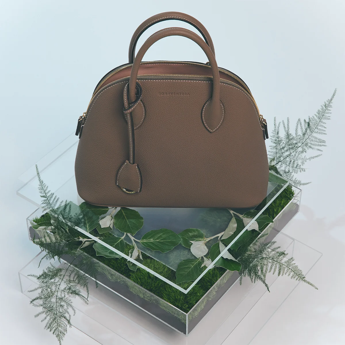 ボナベンチュラ 存在感を放つ、春色の相棒バッグと共に