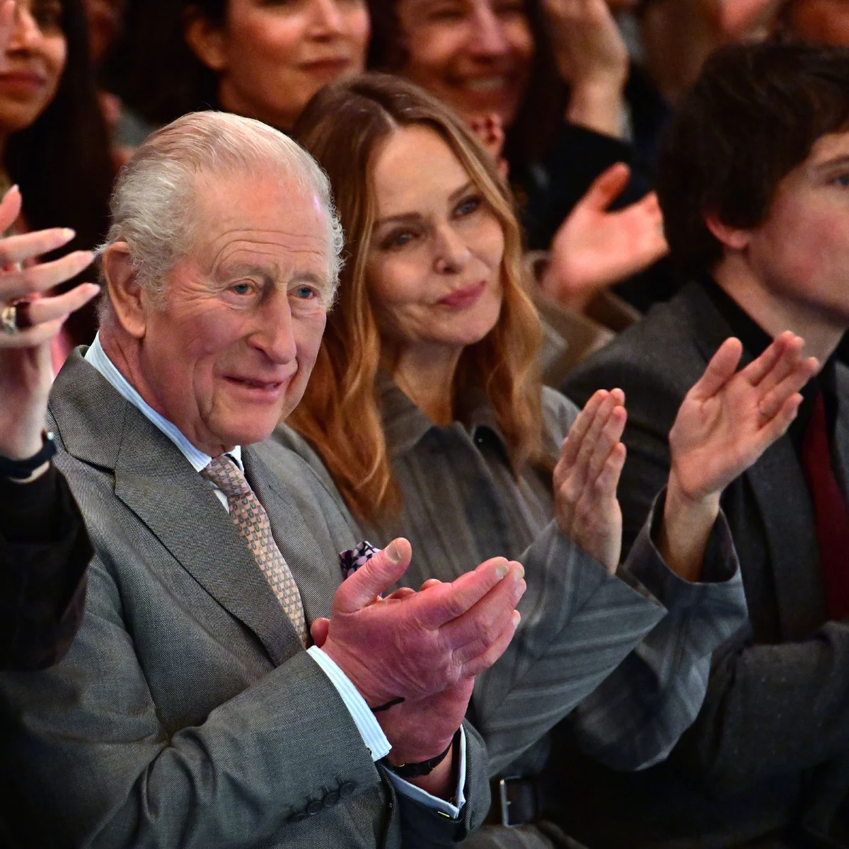 チャールズ国王はアンドルー元王子の逮捕を受けて声明を出すも、予定通りにロンドンファッションウィークの公務をこなす