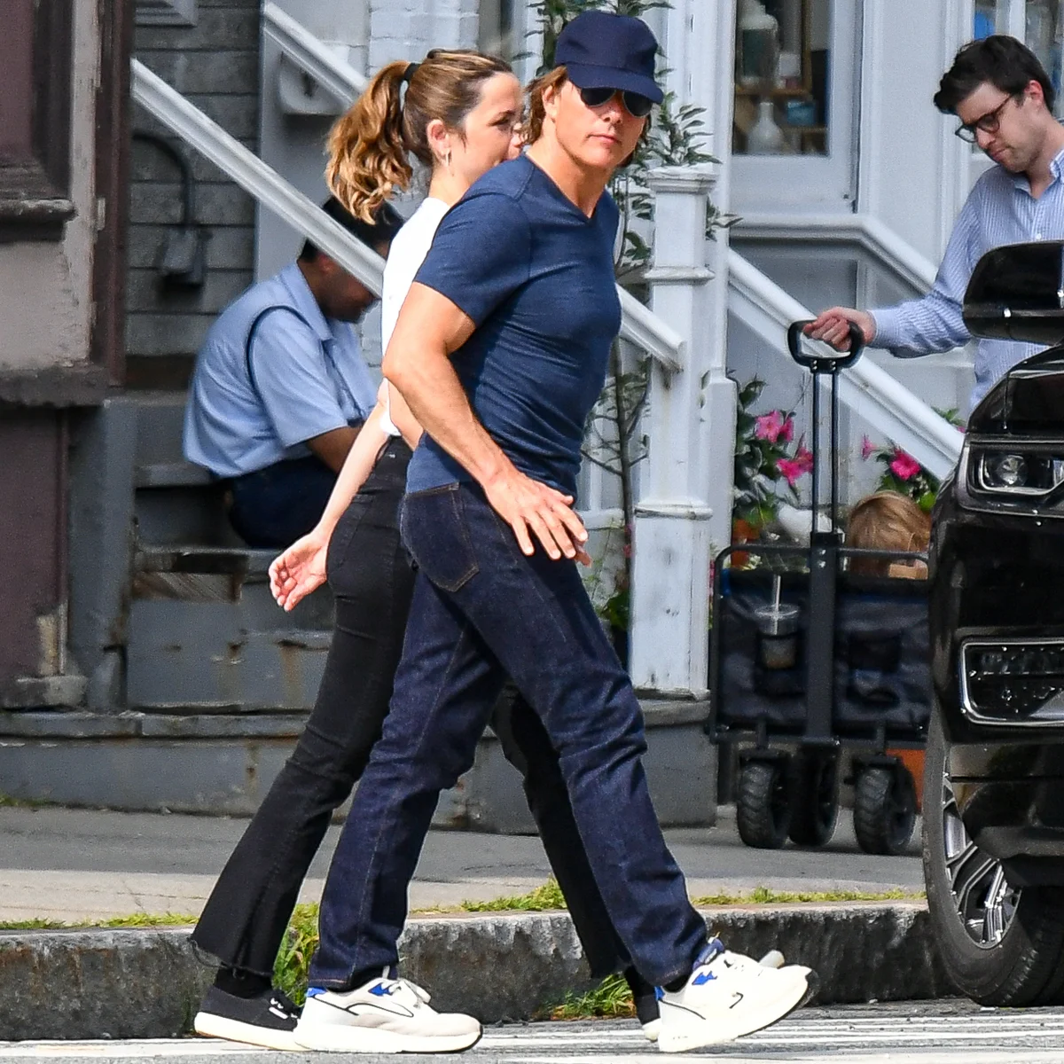 トム・クルーズ＆アナ・デ・アルマス、手を繋いで堂々とデート！ ジュエリーや旅行など、トムが贈ったプレゼントの数々も明らかに