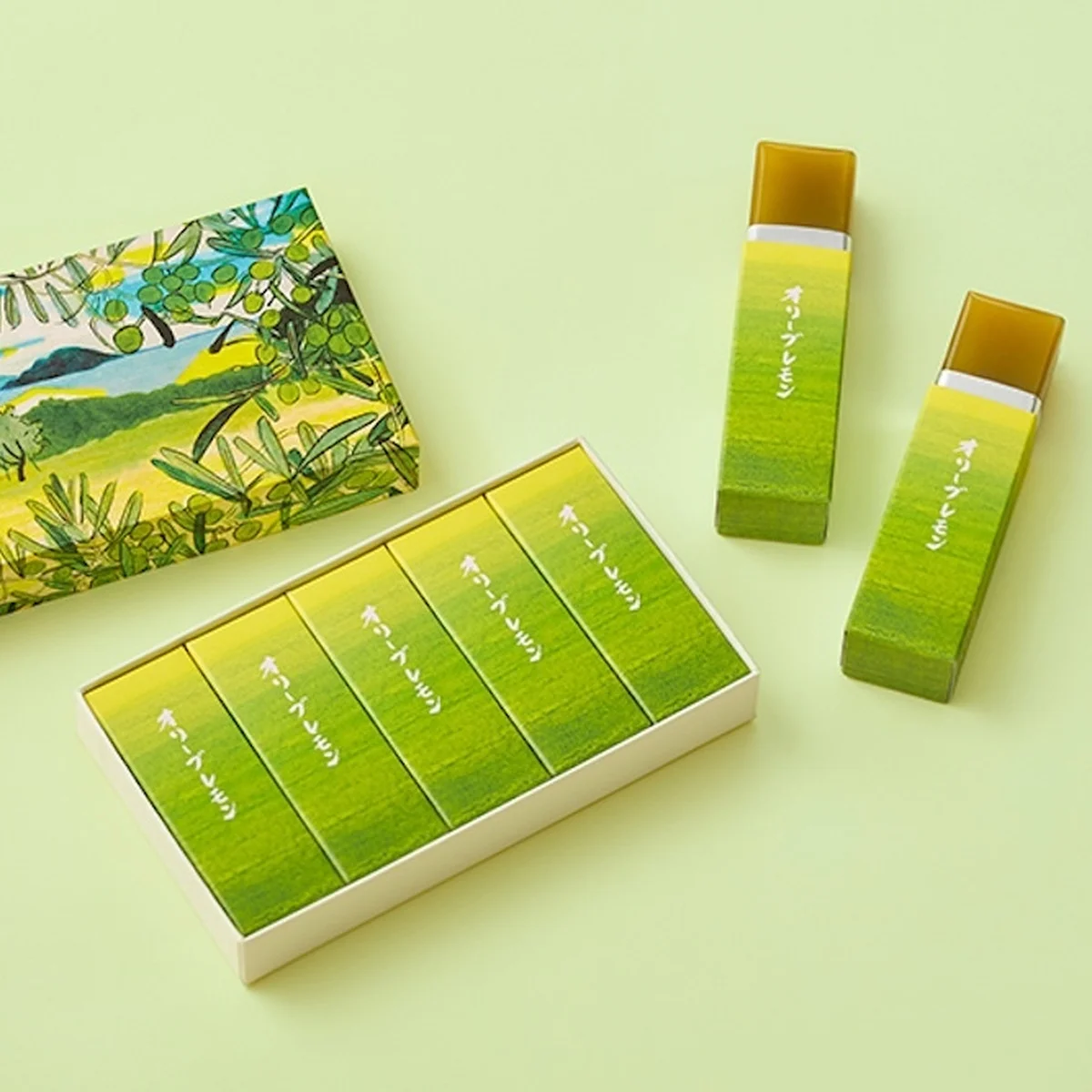 【とらや】より果実や日本酒、洋酒などの素材と餡の組み合わせが楽しめる小形羊羹が登場。第一弾は「オリーブレモン」！