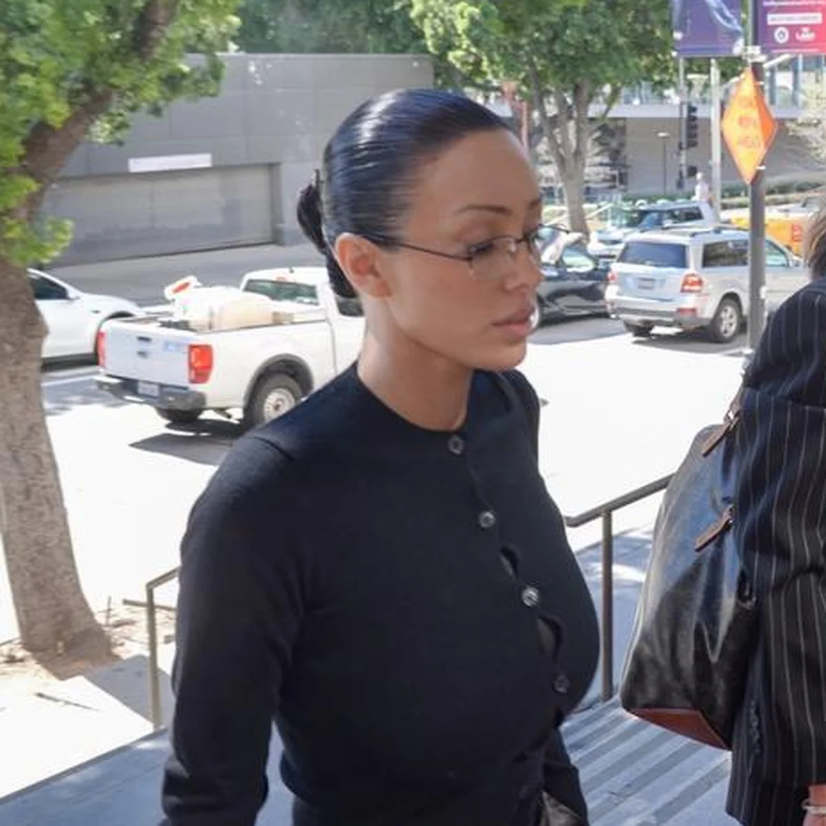 カニエの妻ビアンカ・センソリ、全身黒のコンサバスタイルで法廷へ。普段とのギャップに「まるで別人」と話題に！