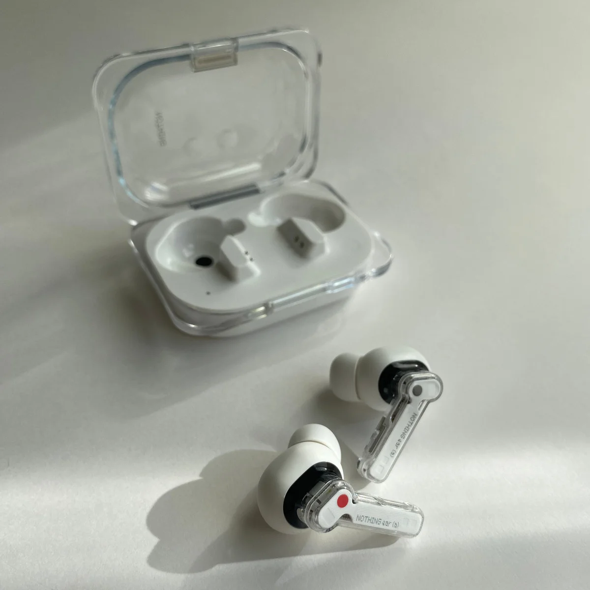 スケルトンで約9時間再生可能な【Nothing】のワイヤレスイヤホンEar（a）は、かっこよくて機能的！