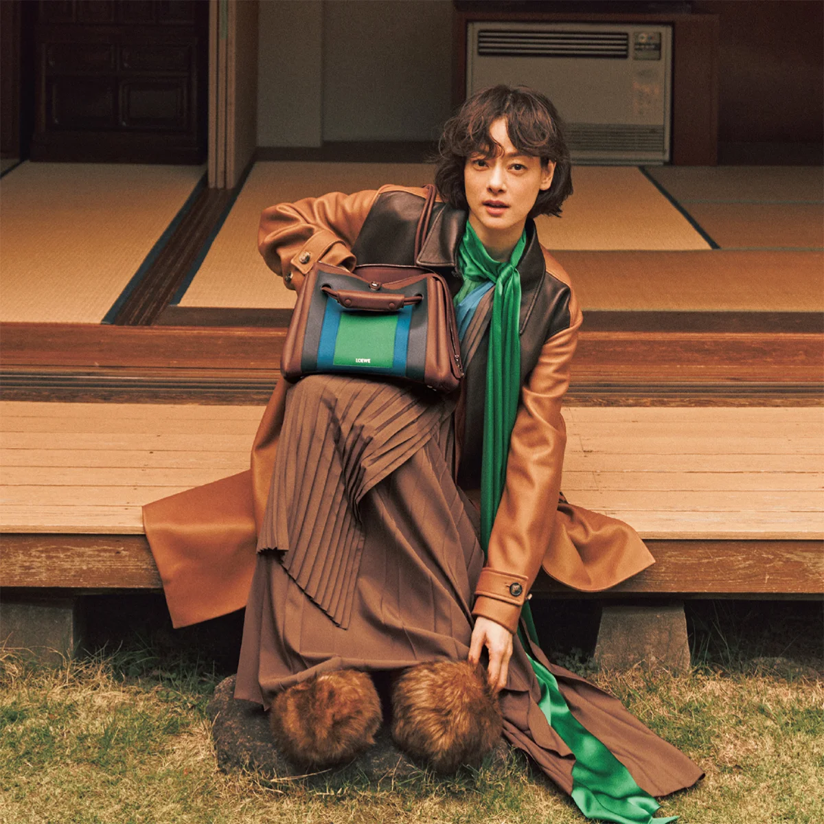 市川実日子が表現するLOEWEのアートな装い