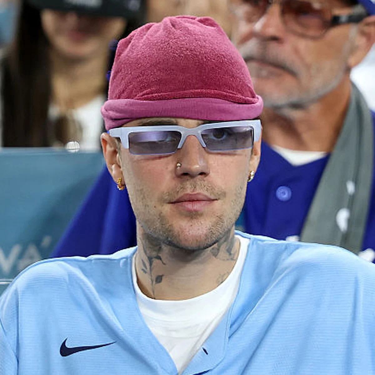 ジャスティン・ビーバー、妻ヘイリーとワールドシリーズ第3戦を観戦。大谷翔平らの活躍によって阻まれヤジる姿も