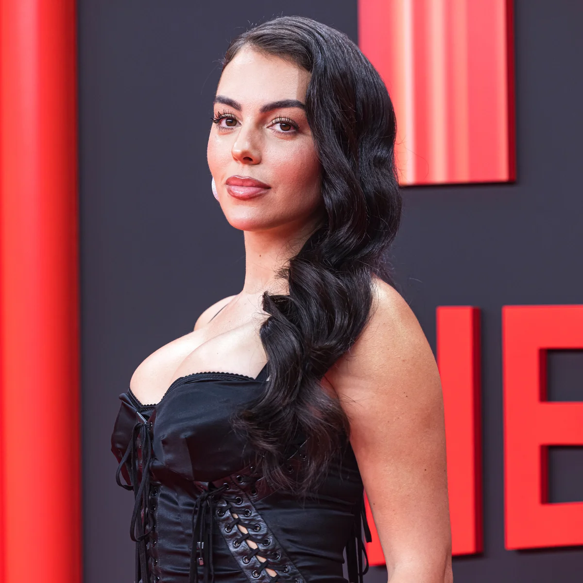 ジョージナ・ロドリゲスの娘ベラは、わずか３歳でファッショニスタ!? お気に入りは母の愛用する高級バッグ