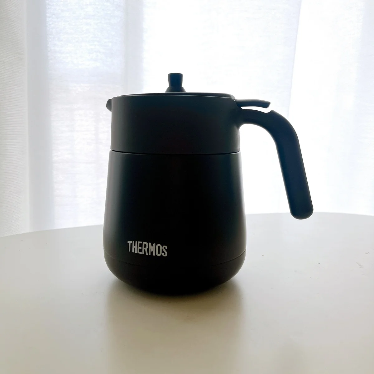 デスクワークの傍に【サーモス】の茶こし付きティーポット