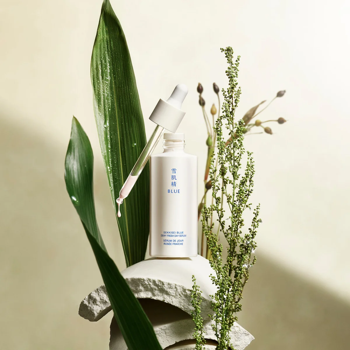 【雪肌精 BLUE】“未然ケア”発想の新UVセラムで、しなやかな水艶肌へ