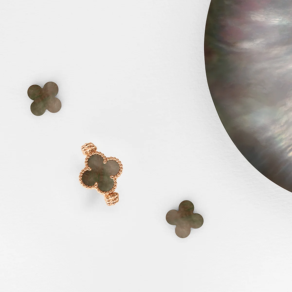 【ヴァン クリーフ&アーペル】「アルハンブラ」からトランスフォーマブルな新作ジュエリーが登場！ 