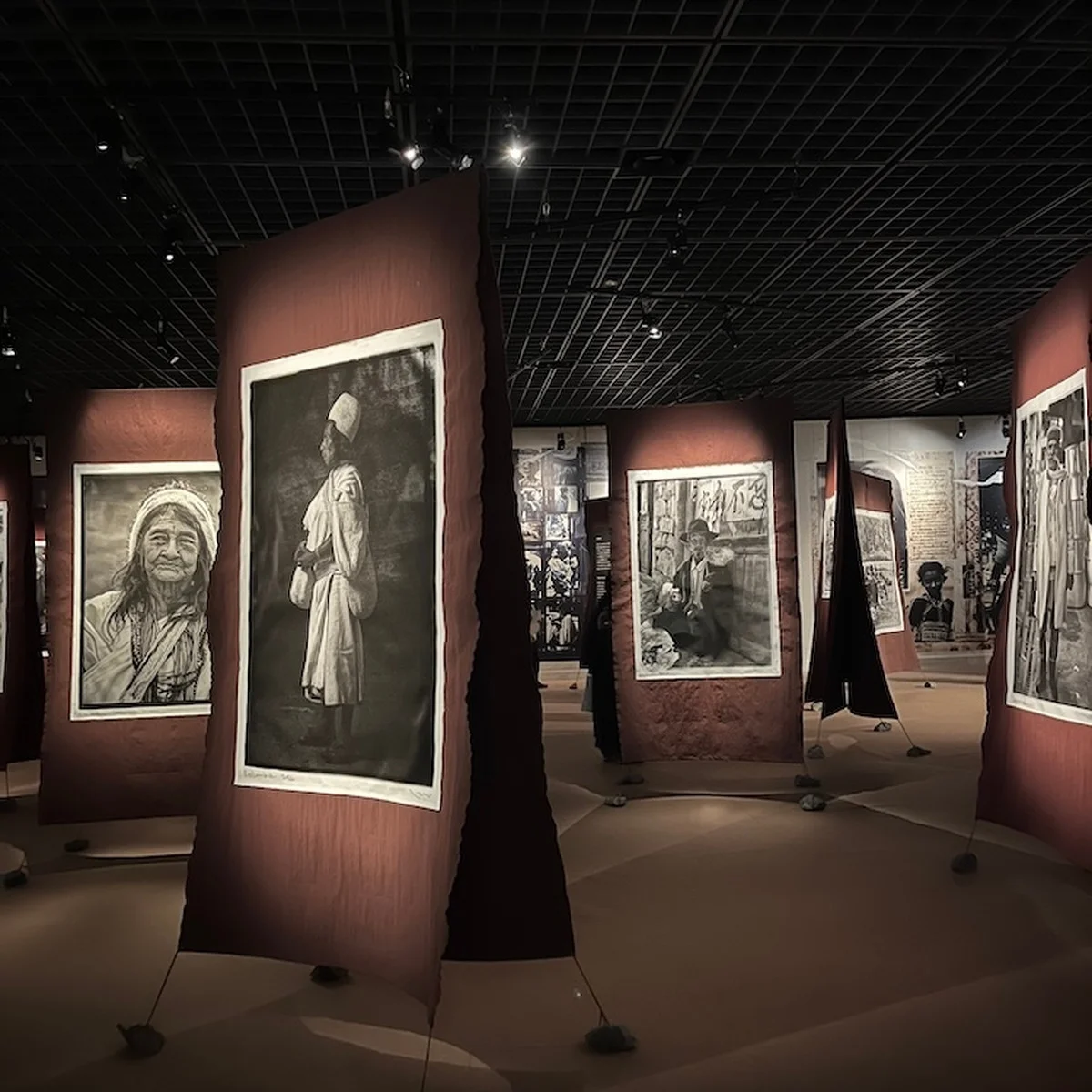 高木由利子が30年追い続けた、伝統的な衣服をまとった人々の姿。100点以上の作品を集めた展覧会がBunkamura ザ・ミュージアムにて開催中