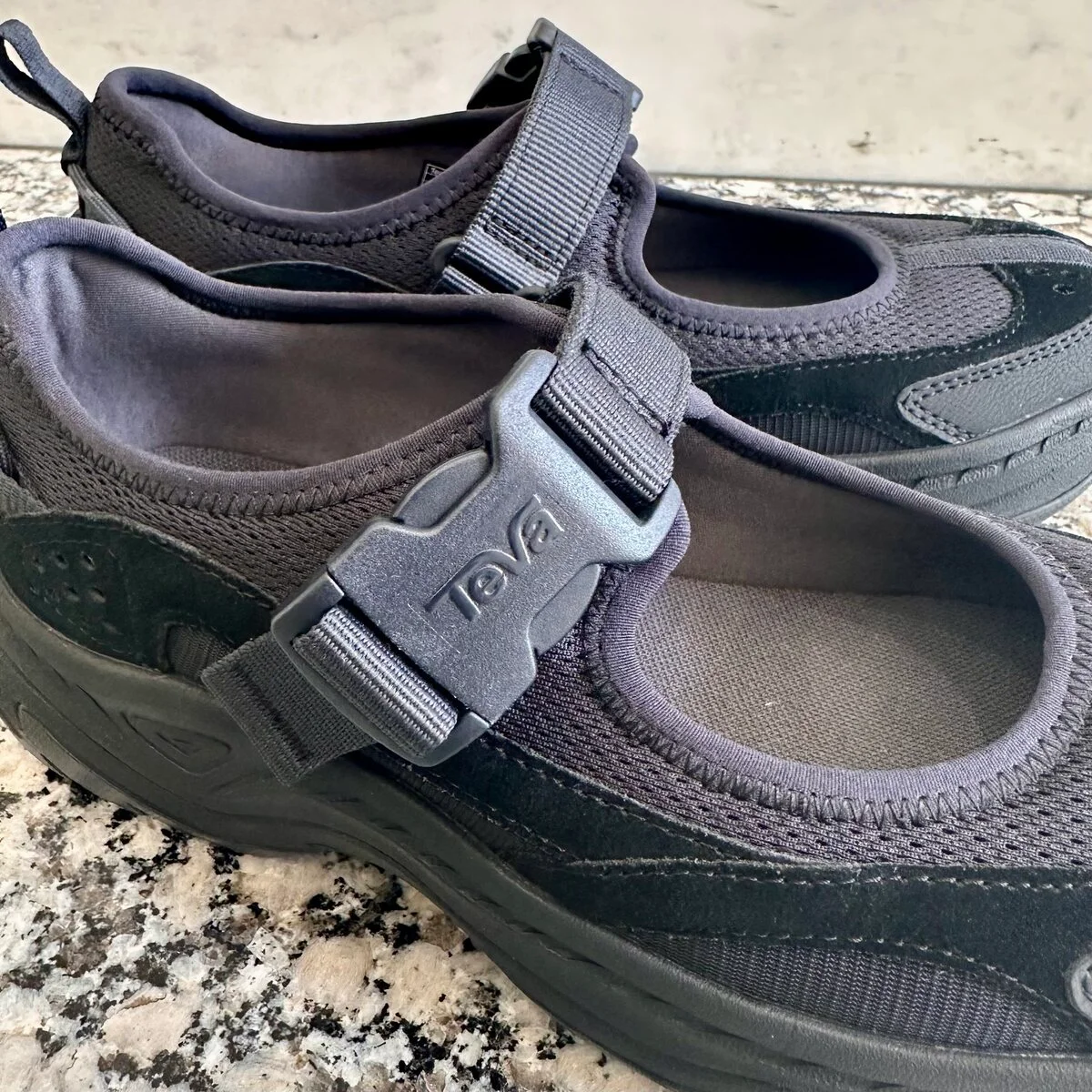 一日中歩いても疲れない、涼しい、軽い！ Teva®（テバ）の黒メリージェーンが快適すぎた