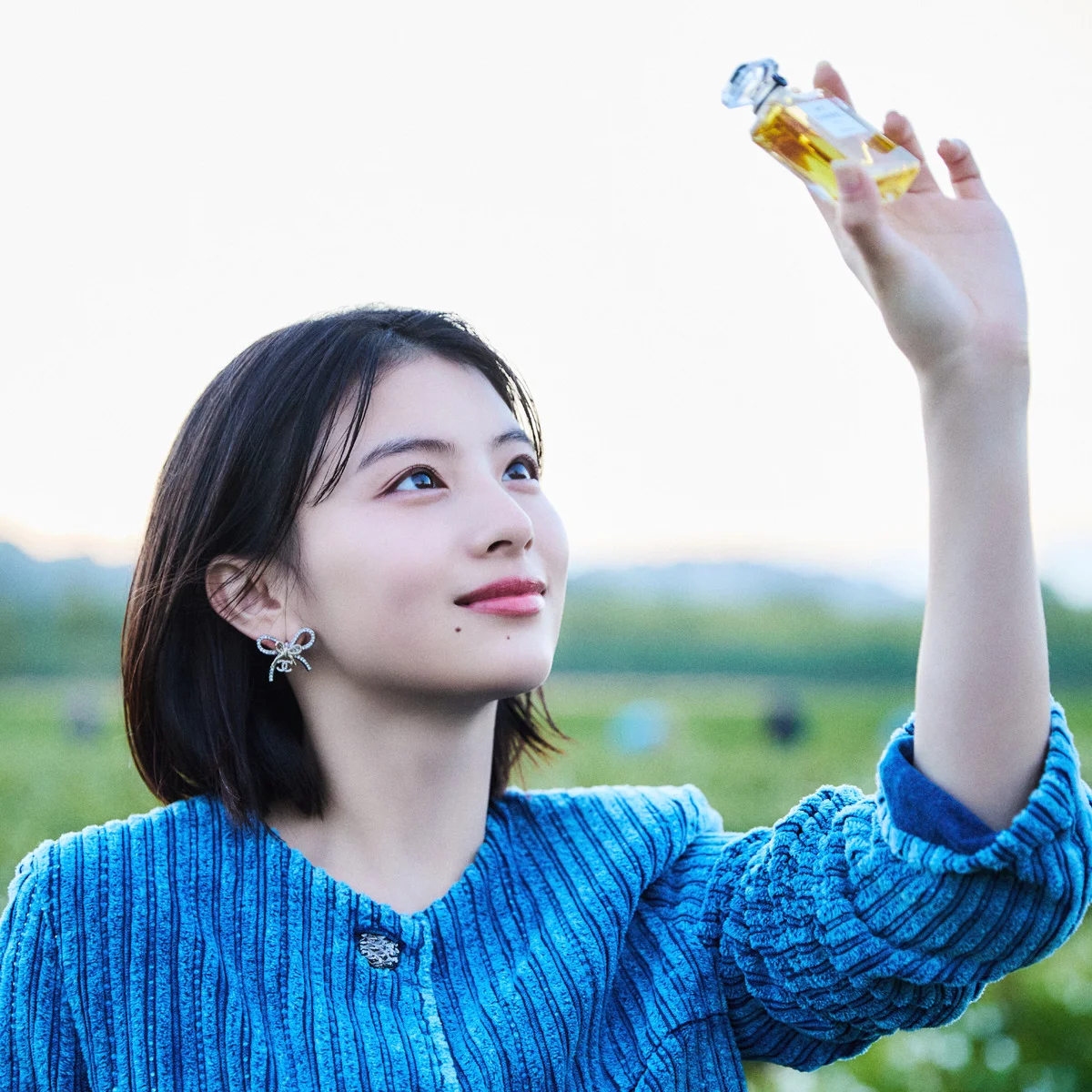 【シャネル】出口夏希さん、JURIN(XG)さんがシャネル N°５が生まれる舞台裏を体験