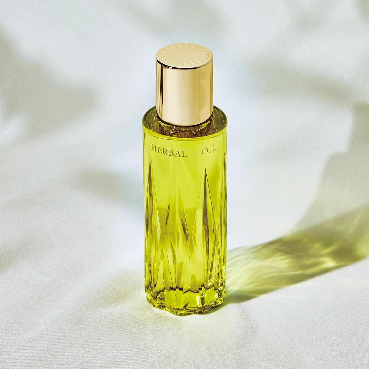 ずっと触れていたい官能肌を育む、【アルビオン】のフレッシュ ルミナス ハーバルオイル