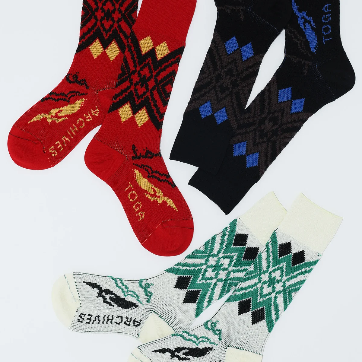 【トーガ】と【タビオ】の人気コラボ第六弾が発売。 アーガイル柄など装い際立つカラフルなソックス