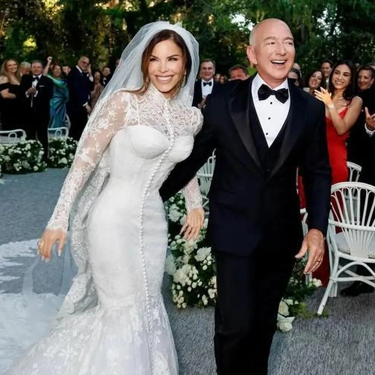 式は72億円、リングは６億円！ ジェフ・ベゾス＆ローレン・サンチェスの規格外な結婚式で、ハリウッドスターや王族たちの豪華絢爛なドレスルックをキャッチ
