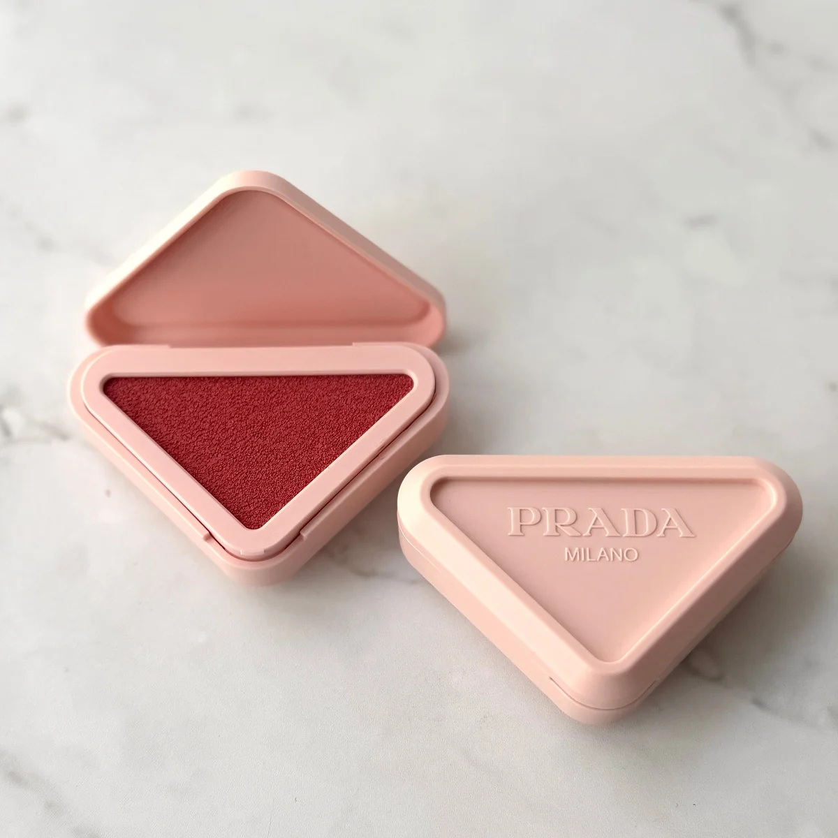 【プラダ タッチ】パッケージ買い必至！ プラダ ビューティの新作チーク