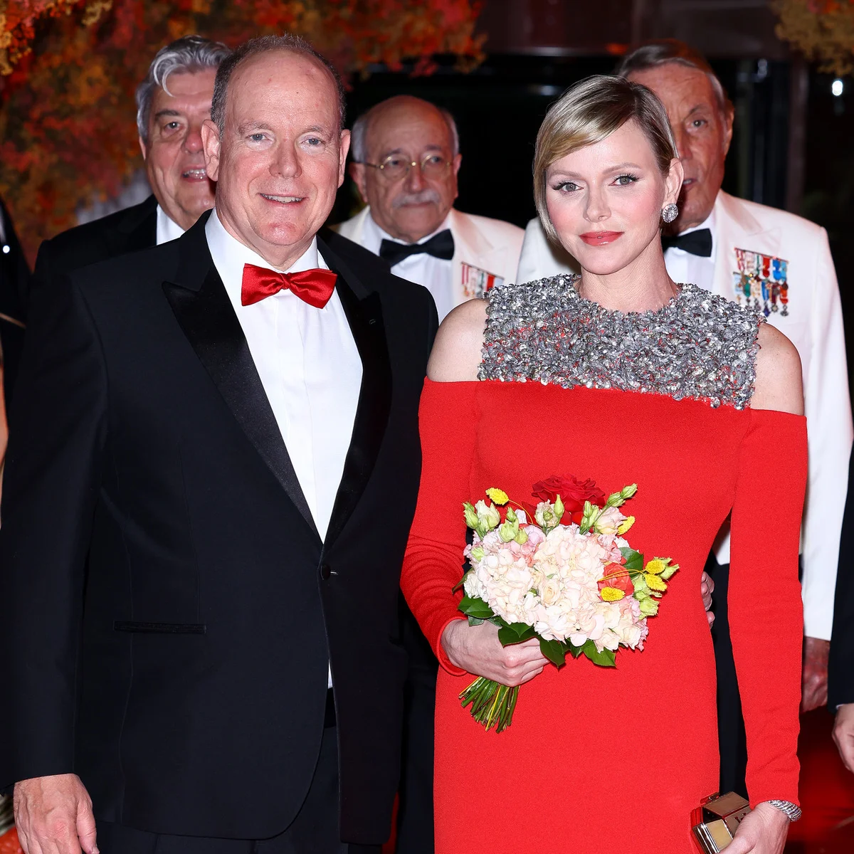 モナコのシャルレーヌ公妃、ルイ・ヴィトンの真っ赤なドレスで圧巻のオーラを放つ。アルベール大公とのリンクスタイルも話題に