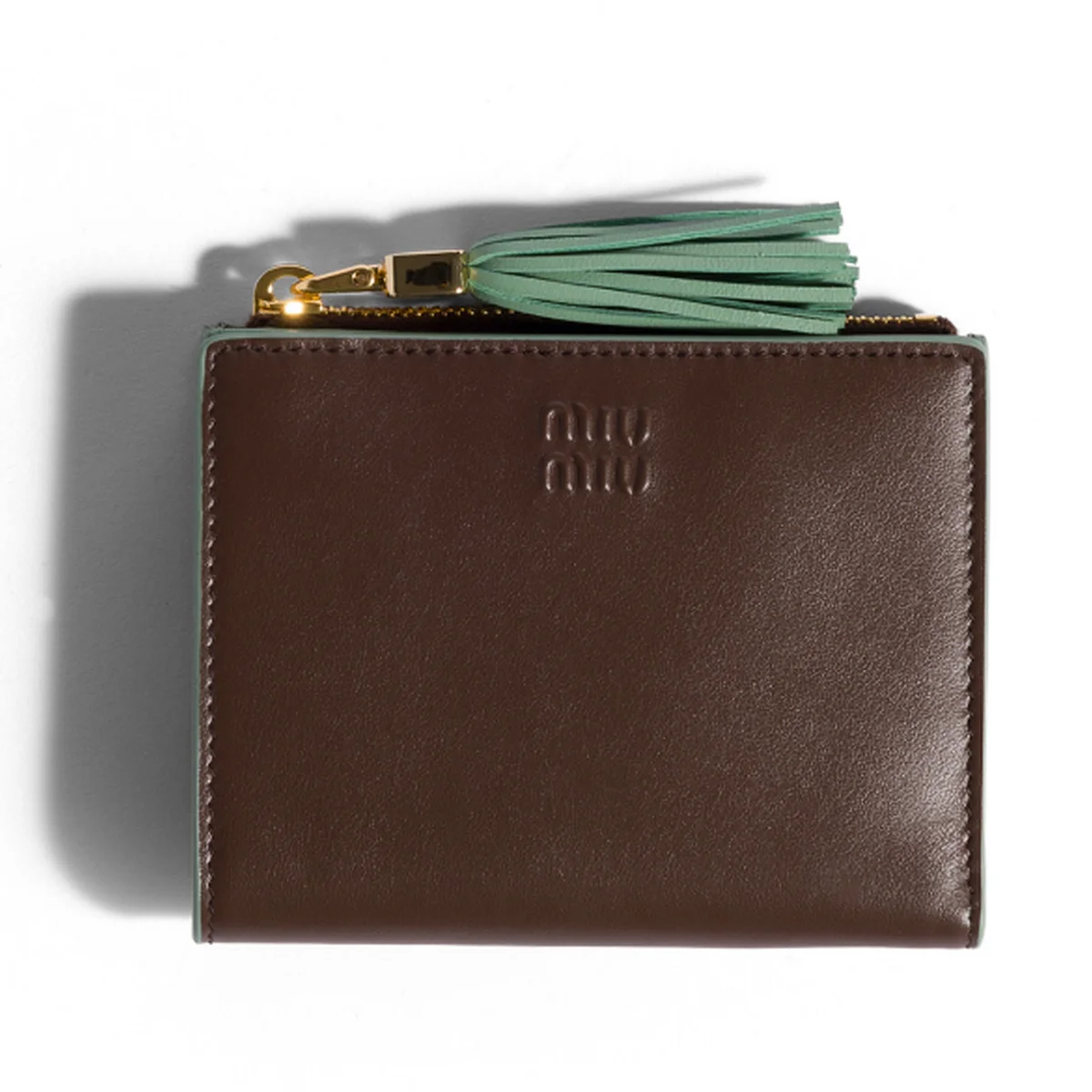 【ミュウミュウ】の財布。カード8枚収納の頼れる二つ折り。タッセル躍るこなれ配色